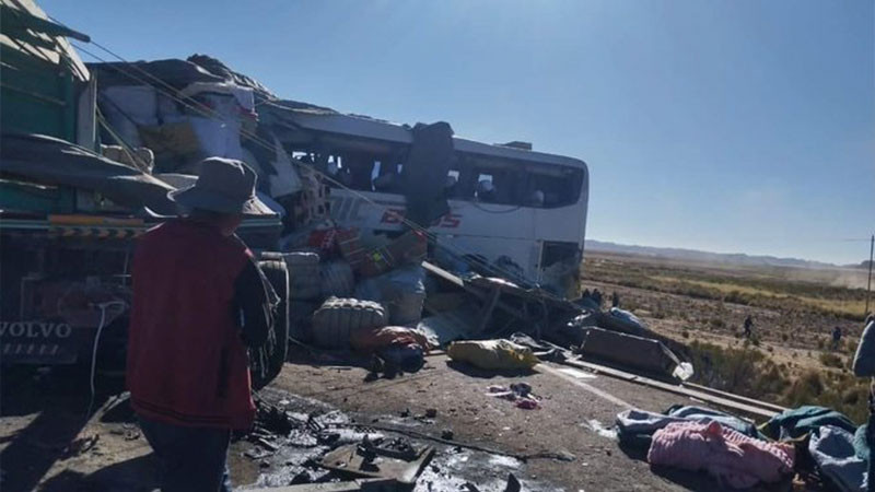 Choque entre un camión y un autobús en Bolivia deja 16 muertos y 14 heridos