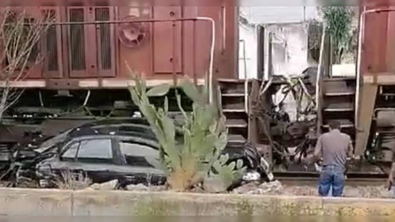 Ferrocarril embiste auto en Morelia, Michoacán: sólo hay daños materiales