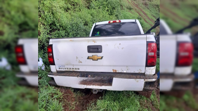 Tras reportes de balacera, capturan a hombre armado y aseguran dos camionetas en Ziracuaretiro, Michoacán 