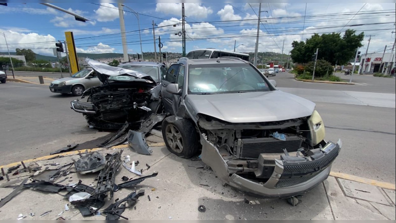 Aparatoso choque en la avenida Pie de la Cuesta en Querétaro 