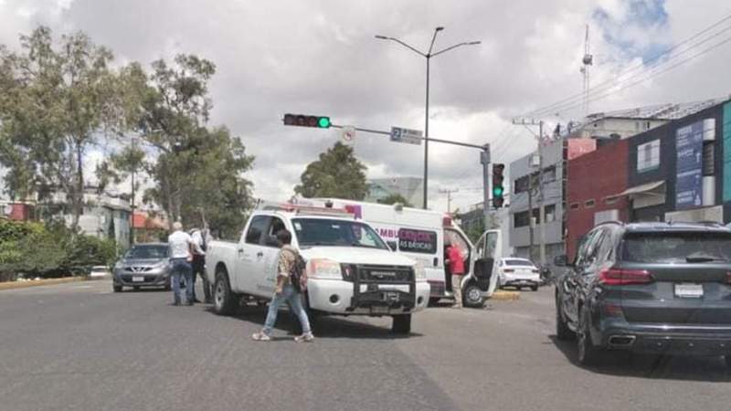 Camioneta choca  ambulancia y huye en Morelia, Michoacán; hay tres paramédicos heridos