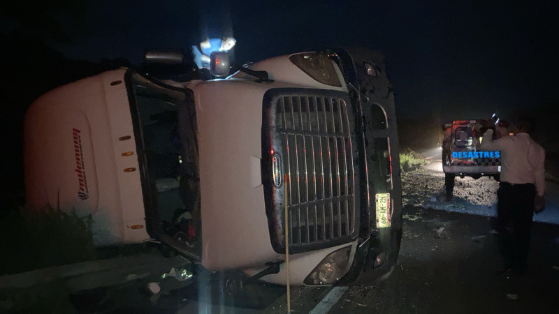 Choques de tráileres  en la Siglo XXI colapsan la ruta