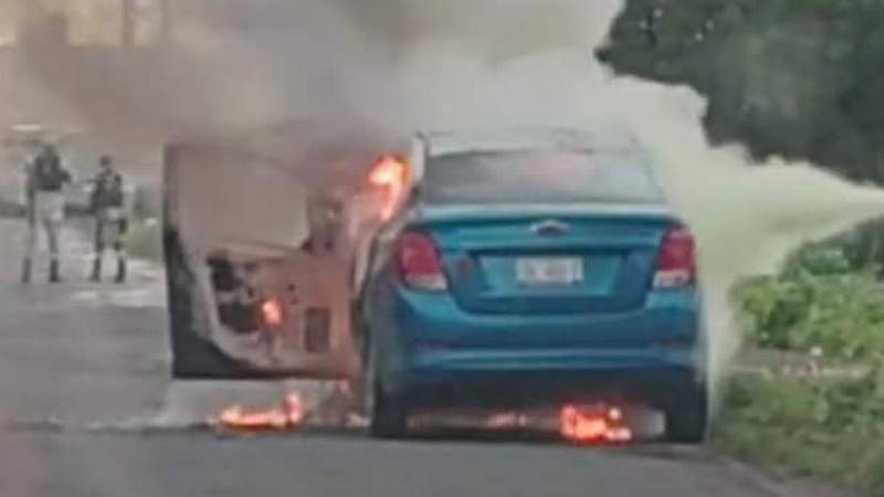 Descubren dos cuerpos en incendio de vehículo en Celaya, Guanajuato