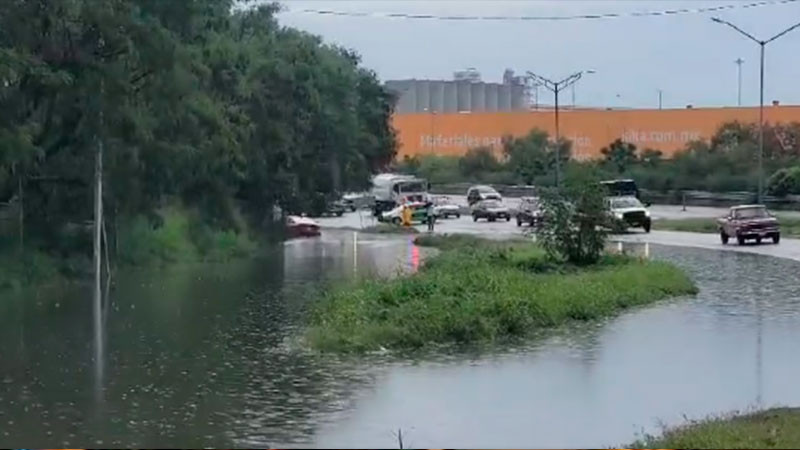 Fuerte corriente arrastra a dos personas, tras lluvias en Nuevo León