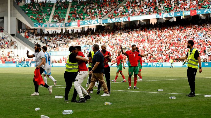 Insólito arranque del futbol olímpico en París 2024: fans invaden Argentina-Marruecos y atacan a futbolistas