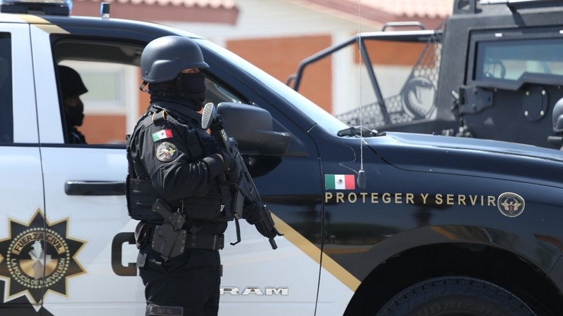 Arrestan a dos menores de edad en posesión de armas y sustancias ilícitas en Nuevo León