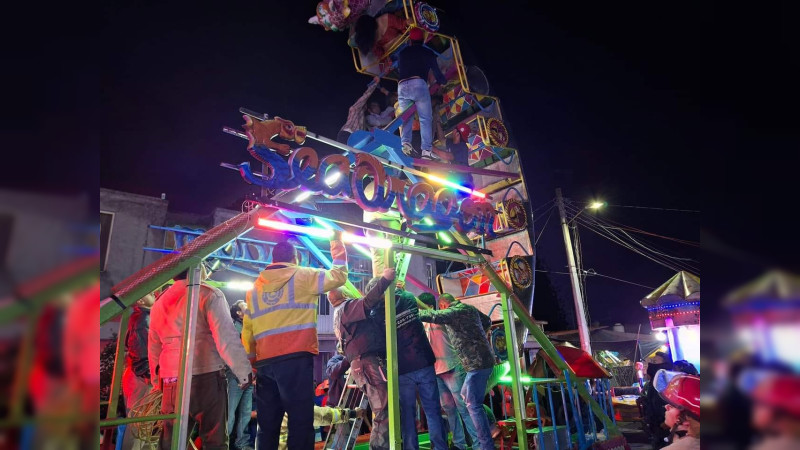 Bomberos de Maravatío, Michoacán auxilian a mujer que quedó atrapada en juego mecánico 