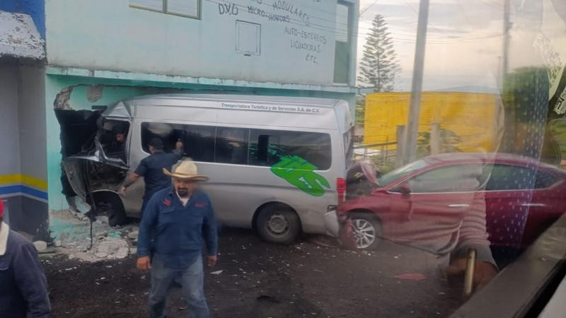 Aparatoso accidente vehícular se registra en Celaya, Guanajuato; hay un herido