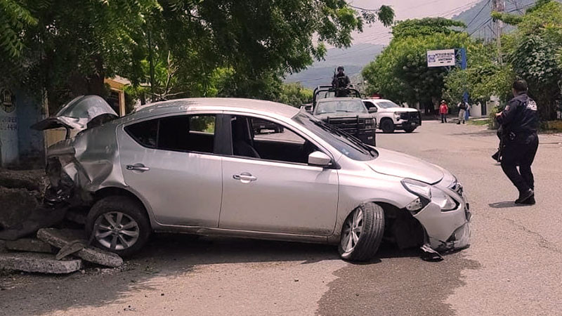 Policías persiguen a dos presuntos criminales y logran arrestar a uno, en Apatzingán, Michoacán 