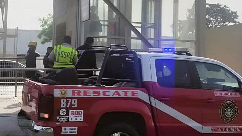 Rescatan a dos personas atrapadas en elevador de puente peatonal en Mérida, Yucatán