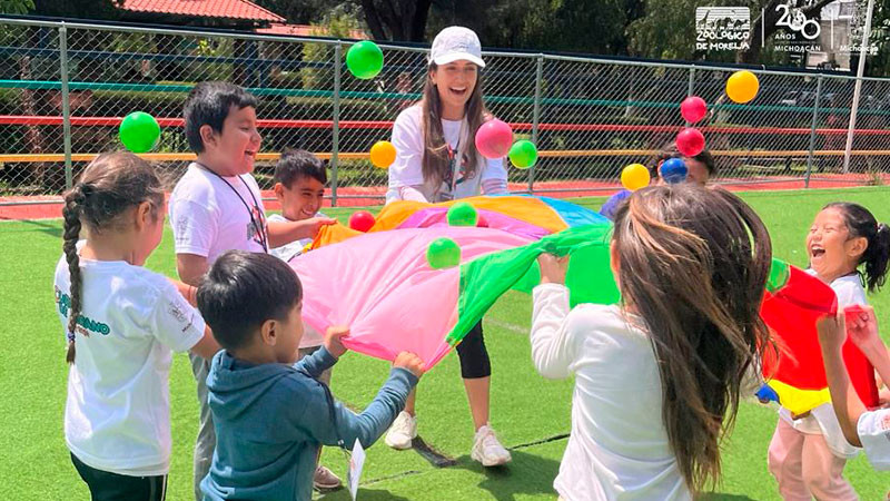 Caritas felices exploran el curso de verano del zoológico