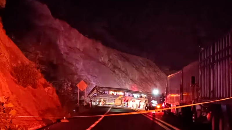 Accidente vial deja 4 muertos y 35 heridos en los límites entre Puebla y Oaxaca