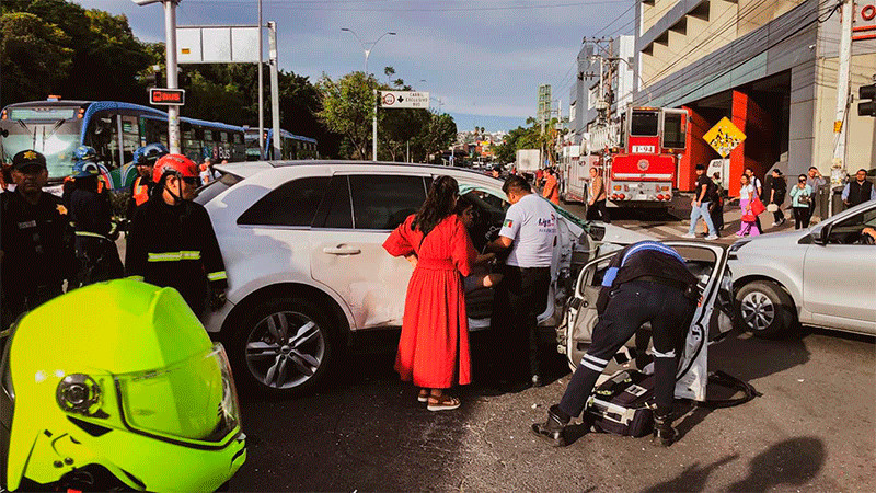 Siete lesionados en accidente en avenida Corregidora en Querétaro