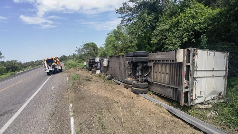 Vuelca tráiler en la Siglo XXI; solo hubo daños materiales 