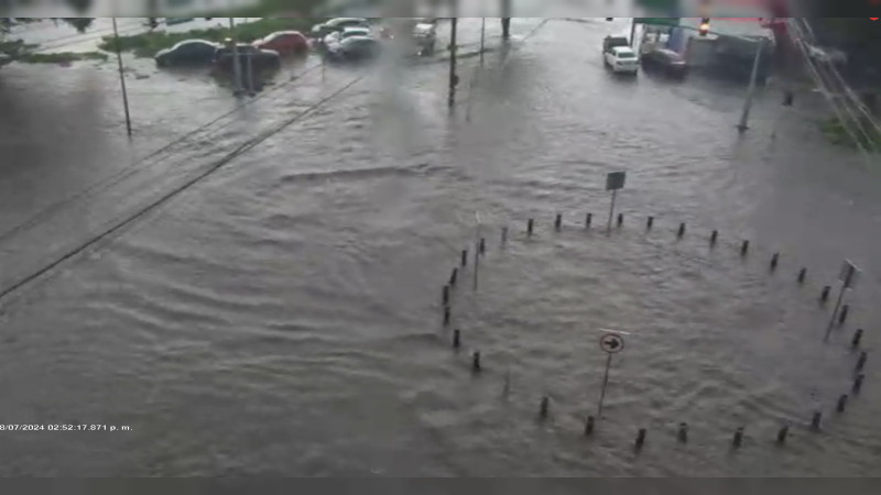 Tormenta deja inundaciones en Metepec, Estado de México; vehículos quedan bajo el agua