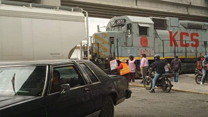 Tren se descarrila en Toluca, deja varios vehículos atrapados en el tráfico