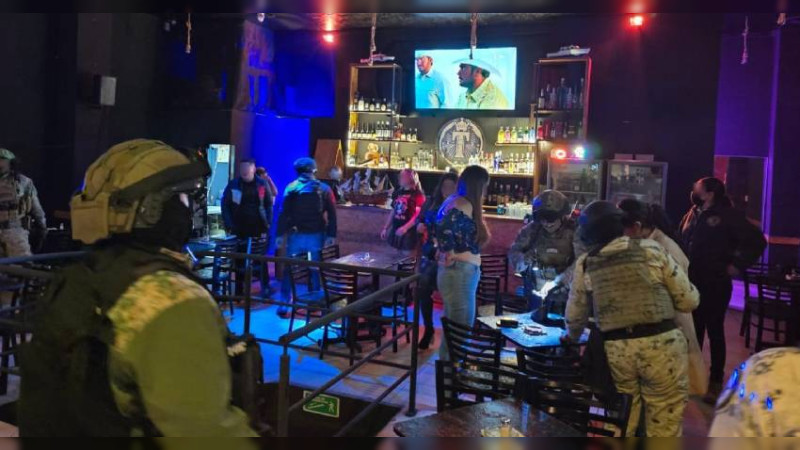 Arrestan a dos personas en cateo de bar en Morelia, Michoacán