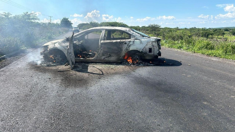 Vándalos incendian vehículo en Zináparo, Michoacán