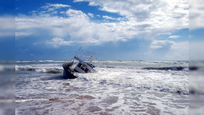 Tras naufragio y hundimiento de yate en puerto de Progreso, Yucatán, rescatan a 12 tripulantes