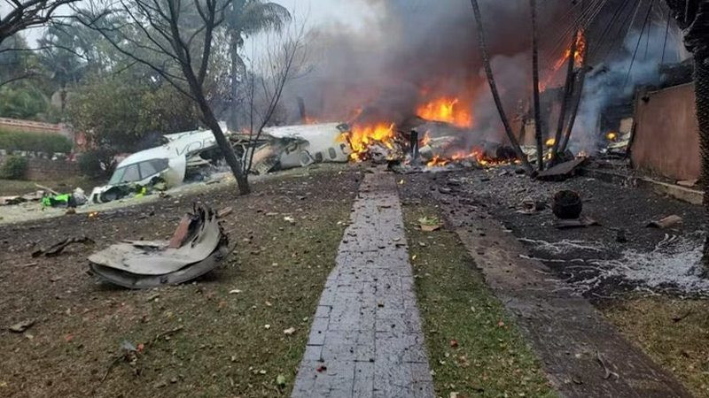 Cae avión de pasajeros en Brasil con 62 personas a bordo; no habría sobrevivientes