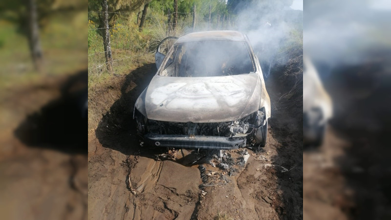 Hallan dos cuerpos dentro de auto calcinado, en Uruapan, Michoacán