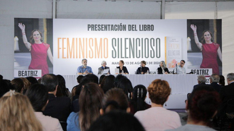 Beatriz Gutiérrez presenta su libro ‘Feminismo silencioso’ en el Zócalo de la CDMX