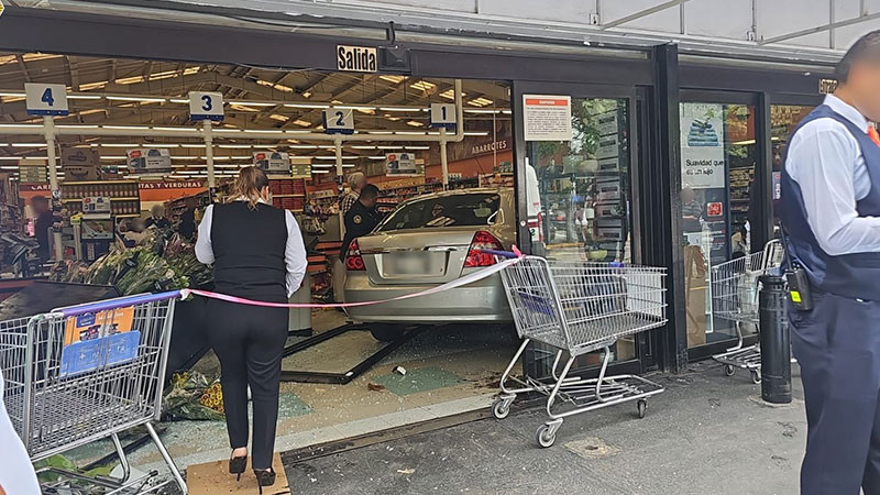 Abuelita se impacta contra supermercado en Coyoacán; hay 4 lesionados