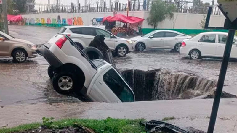 Cae camioneta en mega socavón en Ecatepec, Edomex