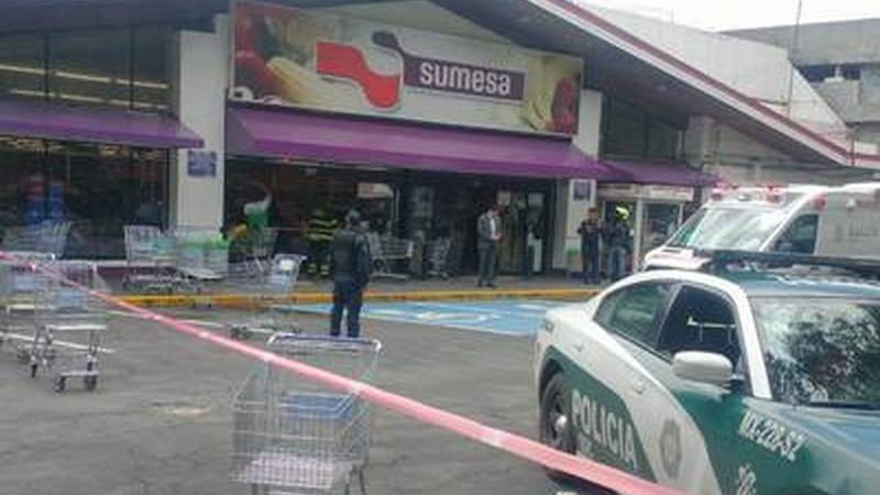 Mujer se mete con todo y auto a supermercado de la CDMX; hay 11 heridos