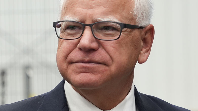 Señalan que candidato Tim Walz mintió sobre manejar alcoholizado 