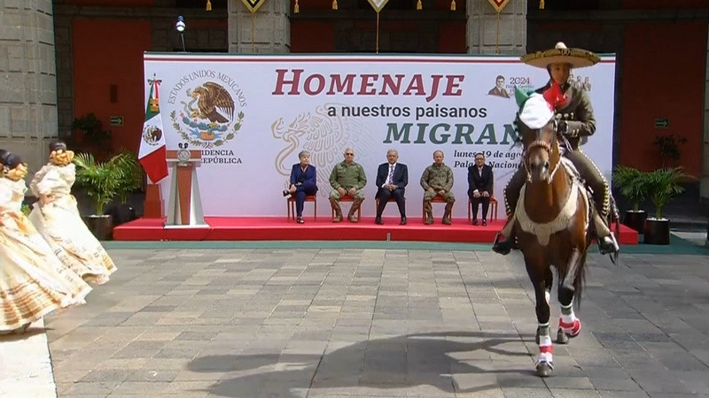 AMLO lleva a cabo homenaje a migrantes mexicanos en su ‘mañanera’