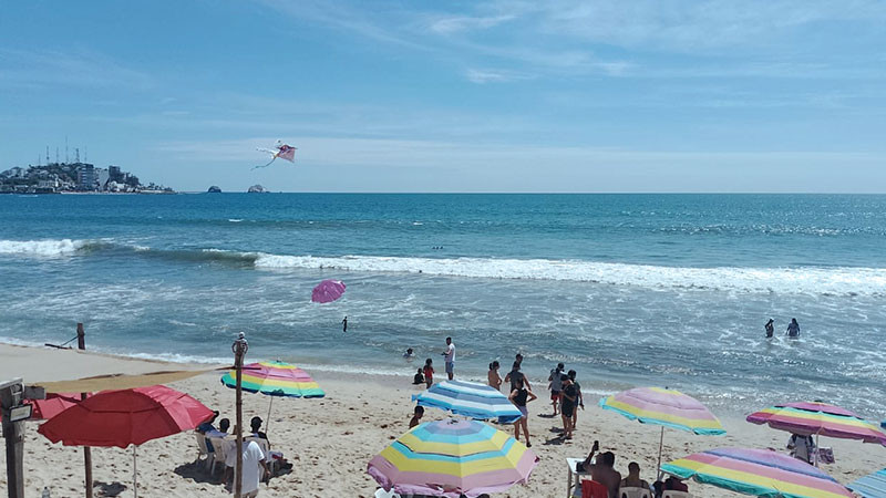 Salvavidas ayudaron a 4 personas atrapadas por oleaje en el mar de Mazatlán, Sinaloa 