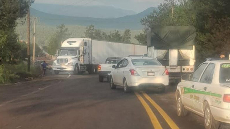 En Uruapan, Michoacán, comuneros continúan bloqueando carretera 