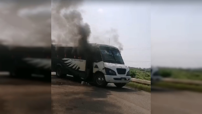 Llegan quemas a la entrada de Apatzingán, Michoacán: Suspenden transporte y cierran Oxxos