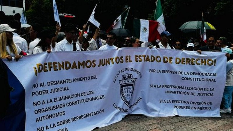 Alumnos de la UNAM marchan en protesta por la reforma judicial