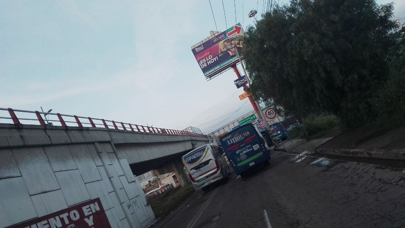 Transportistas bloquean carretera México-Pachuca; exigen garantías de seguridad