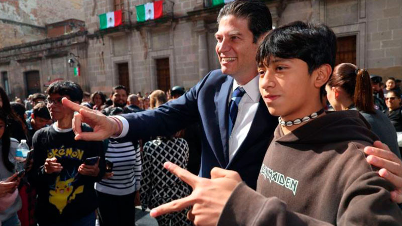 Estudiantes de la Universidad Michoacana reciben a Alfonso Martínez con porras y selfies