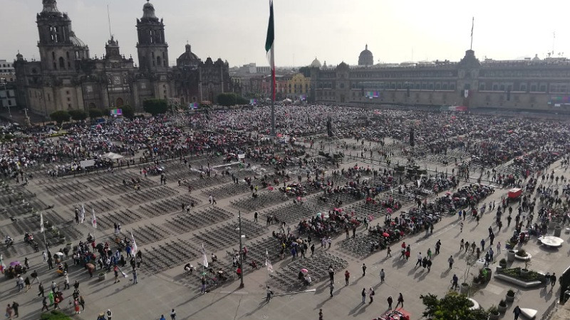 Simpatizantes de AMLO corren en la plancha del Zócalo para alcanzar lugar en su último informe