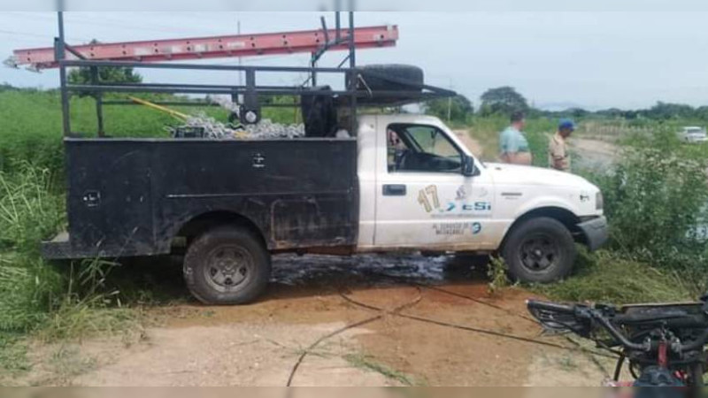 Camioneta cayó a canal de riego, luego Escuadron Acuático de Mazatlán ubicó y rescató cuerpo sin vida de una persona