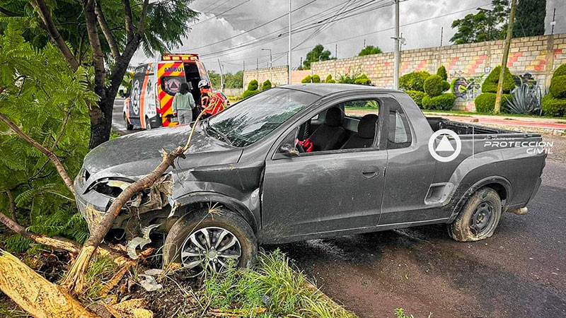 Camioneta sale del camino en Paseo Centenario, en Querétaro