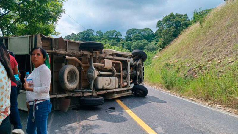 Vuelca camioneta de transporte de pasajeros en Huejutla; hay 15 heridos