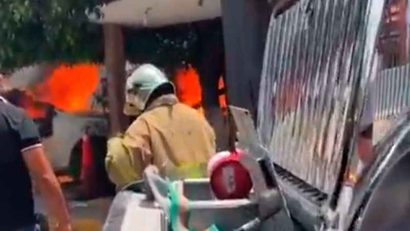 Normalistas se manifiestan en Congreso de Guerrero; incendian autos de trabajadores