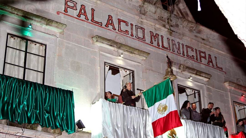 Julio Cesar Conejo celebra con la población el Grito de Independencia