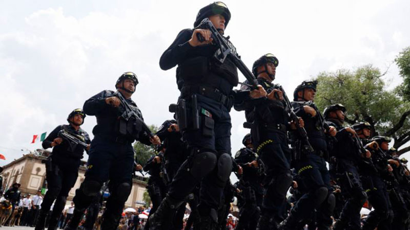 Realizan en Michoacán desfile cívico militar por 214 aniversario de la Independencia de México