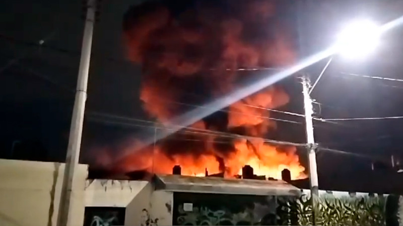 Se incendia fábrica de textiles en León, Guanajuato; evacúan a 90 personas 