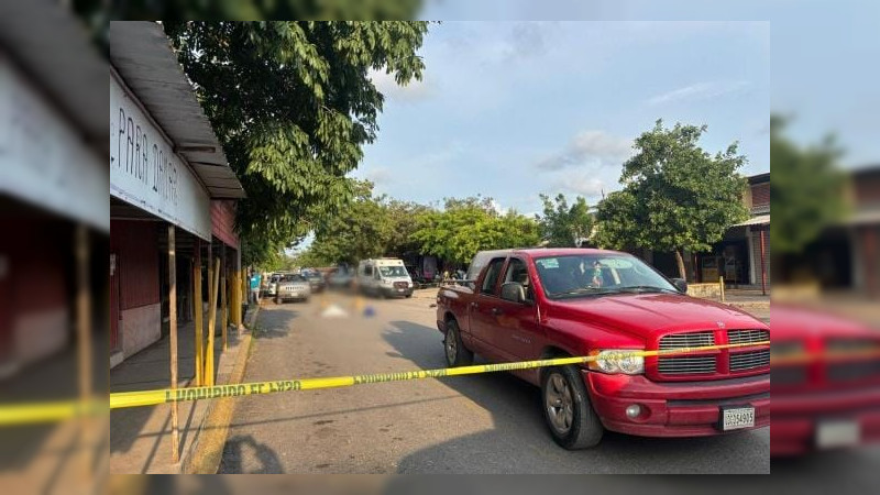 Hombre pierde la vida al caer de la batea de una camioneta en Lázaro Cárdenas, Michoacán 