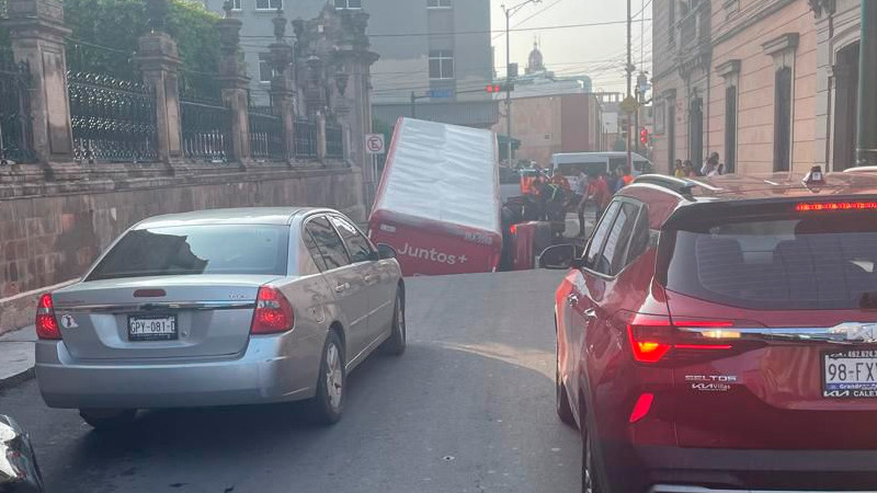 Camión de empresa de bebidas y camioneta caen en socavón, en Irapuato, Guanajuato