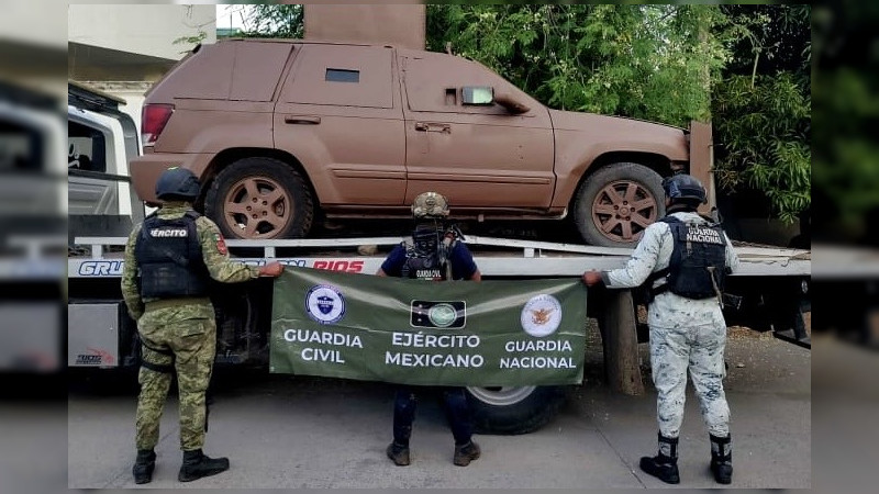 Encuentran vehículo blindado y arsenal en Buenavista, Michoacán