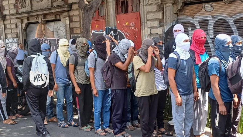 Normalistas de Ayotzinapa vandalizan oficinas de la Segob a 10 años de la desaparición de estudiantes