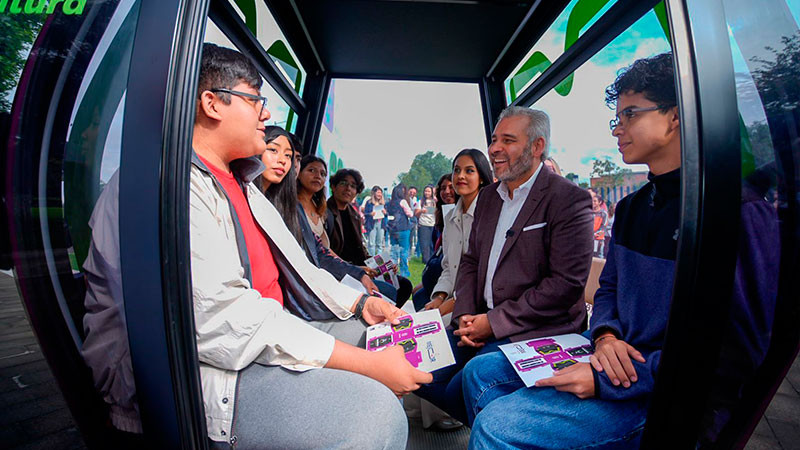 Bedolla muestra a estudiantes de la UMSNH cabina del teleférico de Morelia